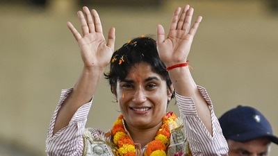 Supporters welcome with flowers to Wrestler Vinesh Phogat upon her arrival at IGI airport to her village at Dwarka Expressway in New Delhi (RAJ K RAJ /HT PHOTO) Supporters welcome with flowers to Wrestler Vinesh Phogat upon her arrival at IGI airport to her village at Dwarka Expressway in New Delhi (RAJ K RAJ /HT PHOTO)