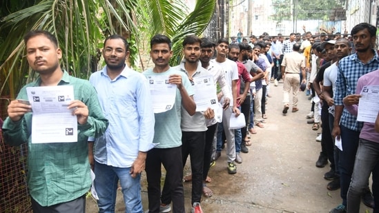 Applicants are seen waiting in a queue outside examination center to appear for the Bihar Police Constable exam, at DAV high School Danapur in Patna.&nbsp;&nbsp;(Santosh Kumar)