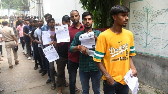 पटना के डीएवी हाई स्कूल दानापुर में बिहार पुलिस कांस्टेबल परीक्षा के लिए अभ्यर्थी कतार में इंतजार करते हुए। (संतोष कुमार)
