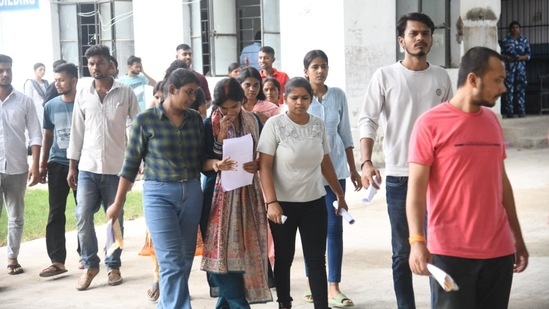 पटना के रवींद्र बालिका इंटर कॉलेज में बिहार पुलिस कांस्टेबल परीक्षा देने के बाद अभ्यर्थी परीक्षा केंद्र से बाहर निकलते हुए। (संतोष कुमार)
