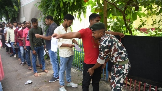 पटना में बिहार पुलिस कांस्टेबल परीक्षा में बैठने से पहले अभ्यर्थियों को अनिवार्य सुरक्षा जांच से गुजरते देखा गया। (संतोष कुमार)