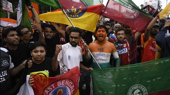 Football fans of two main club Mohun Bagan SG, East Bengal FC stage protest near Salt lake Stadium over alleged rape and murder of a trainee doctor at RG Kar Medical College & Hospital in Kolkata, India, on Sunday. (HT Photo)