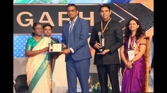 Then mayor Anup Gupta, Chandigarh home secretary Nitin Kumar Yadav and CSCL CEO Anindita Mitra had received the awards in September 2023. (HT Photo)
