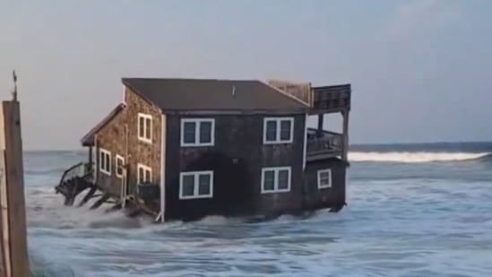 Beach house collapses into Atlantic Ocean on North Carolina's Outer Banks in horrific video (@CollinRugg/X)