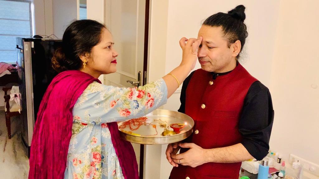 Kailash Kher with sister Nutan