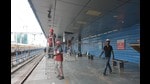 All trains coming at platform number 2 and 3 will now arrive and depart from platform number 1, 4 and 5 till completion of the work of air concourse. (HT Photo) All trains coming at platform number 2 and 3 will now arrive and depart from platform number 1, 4 and 5 till completion of the work of air concourse. (HT Photo)