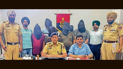 Accused of drug peddling in the custody of CIA staff 1 police in Ludhiana on Monday. (HT Photo) Accused of drug peddling in the custody of CIA staff 1 police in Ludhiana on Monday. (HT Photo)