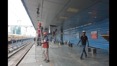 All trains coming at platform number 2 and 3 will now arrive and depart from platform number 1, 4 and 5 till completion of the work of air concourse. (HT Photo)