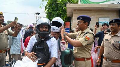 Apart from distributing helmets, Noida traffic police also observed a “no challan day” on Monday. (Sunil Ghosh/HT Photo) Apart from distributing helmets, Noida traffic police also observed a “no challan day” on Monday. (Sunil Ghosh/HT Photo)
