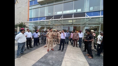 Bomb squad and police teams at VR Punjab Mall in Mohali after the bomb threat on Monday. (HT Photo)