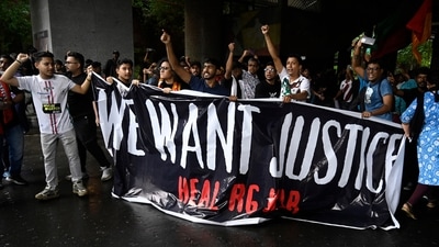 Football fans of two main club Mohun Bagan SG, East Bengal FC stage protest near Salt lake Stadium over alleged rape and murder of a trainee doctor at RG Kar Medical College & Hospital in Kolkata
on August 18, 2024. (Samir Jana/ Hindustan Times) Football fans of two main club Mohun Bagan SG, East Bengal FC stage protest near Salt lake Stadium over alleged rape and murder of a trainee doctor at RG Kar Medical College & Hospital in Kolkata
on August 18, 2024. (Samir Jana/ Hindustan Times)