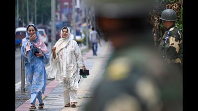 Indian Border Security Force (BSF) soldiers stand guard along a street in Srinagar on August 16, 2024 (Photo by TAUSEEF MUSTAFA / AFP) (AFP) Indian Border Security Force (BSF) soldiers stand guard along a street in Srinagar on August 16, 2024 (Photo by TAUSEEF MUSTAFA / AFP) (AFP)