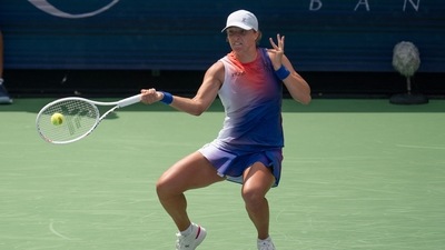 Iga Swiatek of Poland returns a shot during her match against Aryna Sabalenka. (USA TODAY Sports via Reuters Con)
