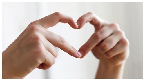Hearts' matters can't be said over a text. (Pexels) Hearts' matters can't be said over a text. (Pexels)