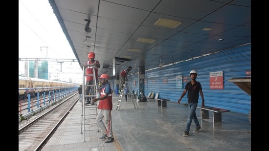 All trains coming at platform number 2 and 3 will now arrive and depart from platform number 1, 4 and 5 till completion of the work of air concourse. (HT Photo)