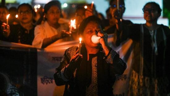 Members of the Noida Bengali Cultural Association (NBCA) hold a candle light protest at Noida Kali Bari Sector 26 on the intervening night of Wednesday and Thursday. (Sunil Ghosh/HT Photo) Members of the Noida Bengali Cultural Association (NBCA) hold a candle light protest at Noida Kali Bari Sector 26 on the intervening night of Wednesday and Thursday. (Sunil Ghosh/HT Photo)