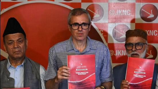 NC vice-president Omar Abdullah releasing the party’s manifesto for the J&K assembly polls. (Waseem Andrabi/HT)