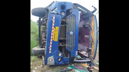 The private bus that met with the accident near Dasuya on the Jalandhar-Pathankot highway on Monday, leaving 25 passengers injured. (HT Photo)