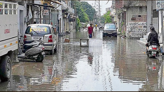 Water logging at New Chandar Nagar Main Road after rain in Ludhiana on Monday. (Manish/HT)