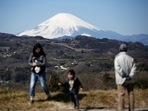 Japan's Mount Fuji is seen covered with snow from Nakai town, Kanagawa prefecture. Japan relaxes tourist control, removes barrier blocking Mount Fuji view (REUTERS/Issei Kato/File Photo)