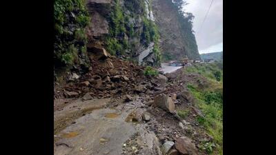 A stretch of the Chandigarh-Manali National Highway 21 was closed due to a landslide triggered by heavy rain at 4 Miles near Pandoh in Mandi district on Tuesday. (HT Photo)