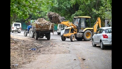 An MCG machine cleaning the garbage at Civil Lines area in Gurugram. (HT PHOTO)