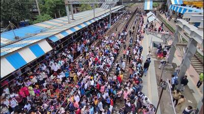 Angry citizens stage protest at Badlapur railway station on Tuesday. (Praful Gangurde/ HT Photo) Angry citizens stage protest at Badlapur railway station on Tuesday. (Praful Gangurde/ HT Photo)