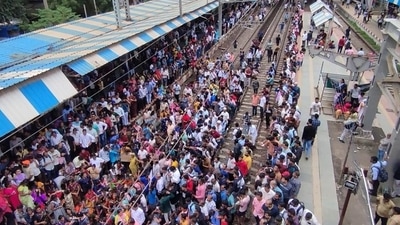Angry citizens stage protest at Badlapur railway station on Tuesday. (Praful Gangurde/ HT Photo) Angry citizens stage protest at Badlapur railway station on Tuesday. (Praful Gangurde/ HT Photo)