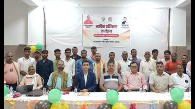 Boatmen with trainers after a training session at Shringverpur in Prayagraj. (HT photo) Boatmen with trainers after a training session at Shringverpur in Prayagraj. (HT photo)
