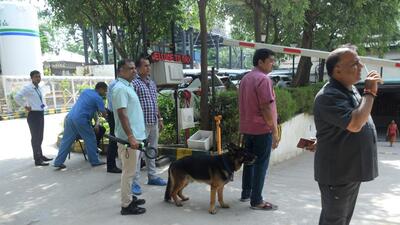 Bomb squad and police at Max Hospital in Saket. (HT Photo) Bomb squad and police at Max Hospital in Saket. (HT Photo)
