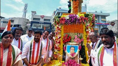 Chief minister Revanth Reddy along with deputy CM Bhatti Vikramarka Mallu paying tribute to former Prime Minister Rajiv Gandhi on his 80th birth anniversary, at Somajiguda Circle in Hyderabad on Tuesday. (ANI) Chief minister Revanth Reddy along with deputy CM Bhatti Vikramarka Mallu paying tribute to former Prime Minister Rajiv Gandhi on his 80th birth anniversary, at Somajiguda Circle in Hyderabad on Tuesday. (ANI)