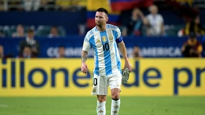 (FILES) Argentina's forward #10 Lionel Messi leaves the pitch after picking up an injury (AFP)
