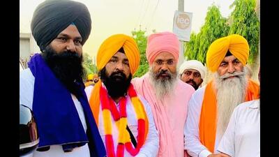 Faridkot Independent MP Sarabjeet Singh Khalsa (second from left), who is the son of former Prime Minister Indira Gandhi’s assassin Beant Singh, won the Faridkot Lok Sabha seat in June. He has called for a ban on Mandi BJP MP Kangana Ranaut’s movie, Emergency, claiming there are reports of Sikhs being portrayed “wrongly” which may spread hatred towards the community. (HT file photo)