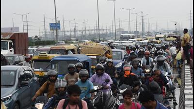 Heavy traffic jam seen on NH-9 stretch from Vijaynagar to Chhajarsi after rains in Ghaziabad on Tuesday. (Sakib Ali/HT) Heavy traffic jam seen on NH-9 stretch from Vijaynagar to Chhajarsi after rains in Ghaziabad on Tuesday. (Sakib Ali/HT)
