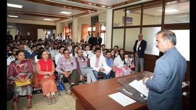 In addition to seeking justice for the victim, the doctors are also advocating for a safer and more secure work environment for themselves. On Tuesday, they met with chief minister Sukhvinder Singh Sukhu to present their various demands. (HT Photo)