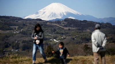 Japan's Mount Fuji is seen covered with snow from Nakai town, Kanagawa prefecture. Japan relaxes tourist control, removes barrier blocking Mount Fuji view (REUTERS/Issei Kato/File Photo)
