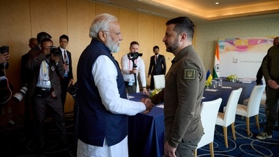 Ukraine's President Volodymyr Zelenskiy and Indian Prime Minister Narendra Modi shake hands during the G7 leaders' summit in Hiroshima, Japan on May 20, 2023.  File Photo (via REUTERS)