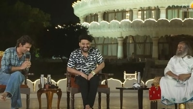 Sunil Grover and Kapil Sharma had a chat with Sri Sri Ravi Shankar Sunil Grover and Kapil Sharma had a chat with Sri Sri Ravi Shankar