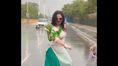 The woman was seen dancing in the middle of the road. (X/@Nishantjournali)