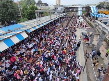 Angry citizens staged a protest at Badlapur railway station.
(Praful Gangurde/HT) Angry citizens staged a protest at Badlapur railway station.
(Praful Gangurde/HT)