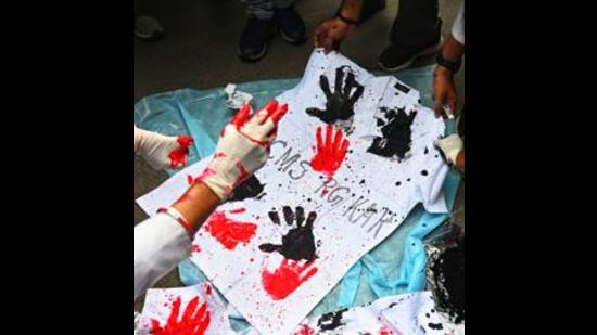 A few months ago, my cousin drew out a folding knife from her purse, revealing how she couldn’t help keeping it as a weapon of defence on her daily commute in a bus as she would routinely get late for home from office. How I wish the victim resident doctor of RG Kar Medical College and Hospital, Kolkata, too had a similar deterrent to ward off the brutal attack on her that fateful night. (HT File)