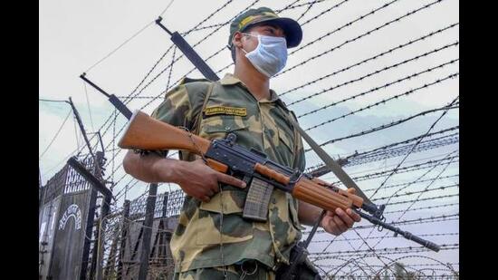 Bangladesh forces claim 5 Indians are smugglers | Latest News India
