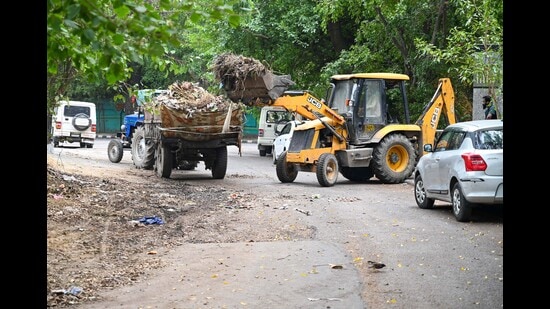 An MCG machine cleaning the garbage at Civil Lines area in Gurugram. (HT PHOTO)