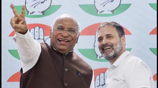 Congress chief Mallikarjun Kharge with party leader Rahul Gandhi. (HT PHOTO/FILE)