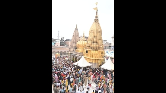 Devotees turned up in lakhs at the KV temple on the last Monday of Shravan on August 19. (Rajesh kumar/ht)