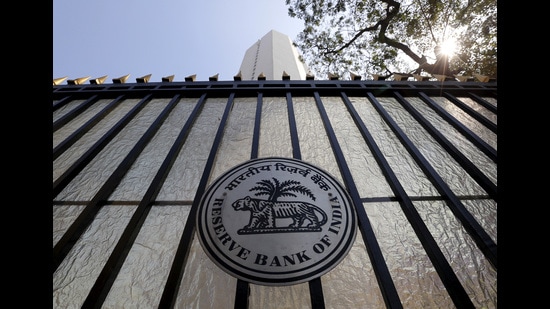 FILE PHOTO: The Reserve Bank of India (RBI) seal is pictured on a gate outside the RBI headquarters in Mumbai, India, February 2, 2016. REUTERS/Danish Siddiqui/File Photo (REUTERS)