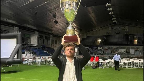 Hans Niemann with his winner’s trophy after defeating Vidit Gujrathi in a ‘Hans Niemann Against The World’ match. (HT)