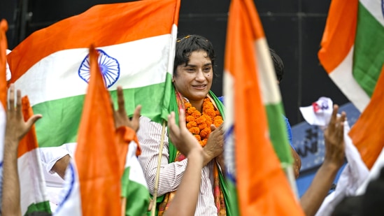 https://www.mobilemasala.com/sports/CAS-slams-World-Wrestlings-draconian-rules-but-gives-no-relief-to-Vinesh-Phogat-i291733