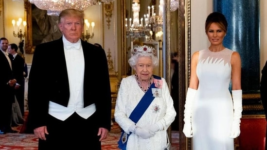 U.S. President Donald Trump, First Lady Melania Trump and Britain’s Queen Elizabeth pose at the State Banquet at Buckingham Palace in London, Britain June 3, 2019.(Doug Mills/Pool via REUTERS)