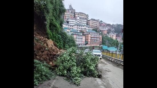 A landslide at Devnagar in Shimla town disrupted traffic on Tuesday. (HT Photo)